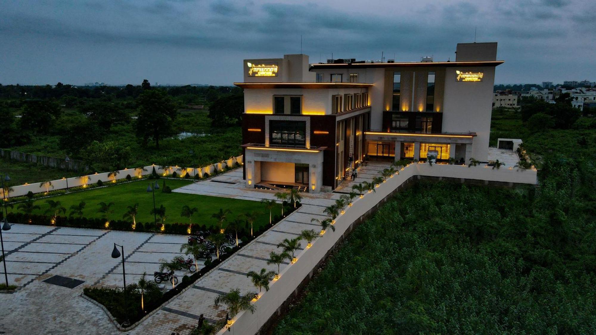 Krishna'S Courtyard Hotel & Convention Urāli Buitenkant foto